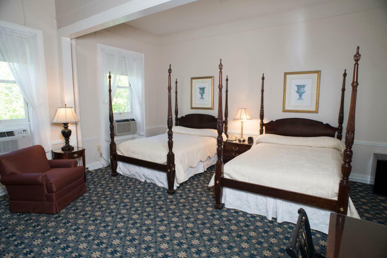 Middlebury Inn Екстериор снимка