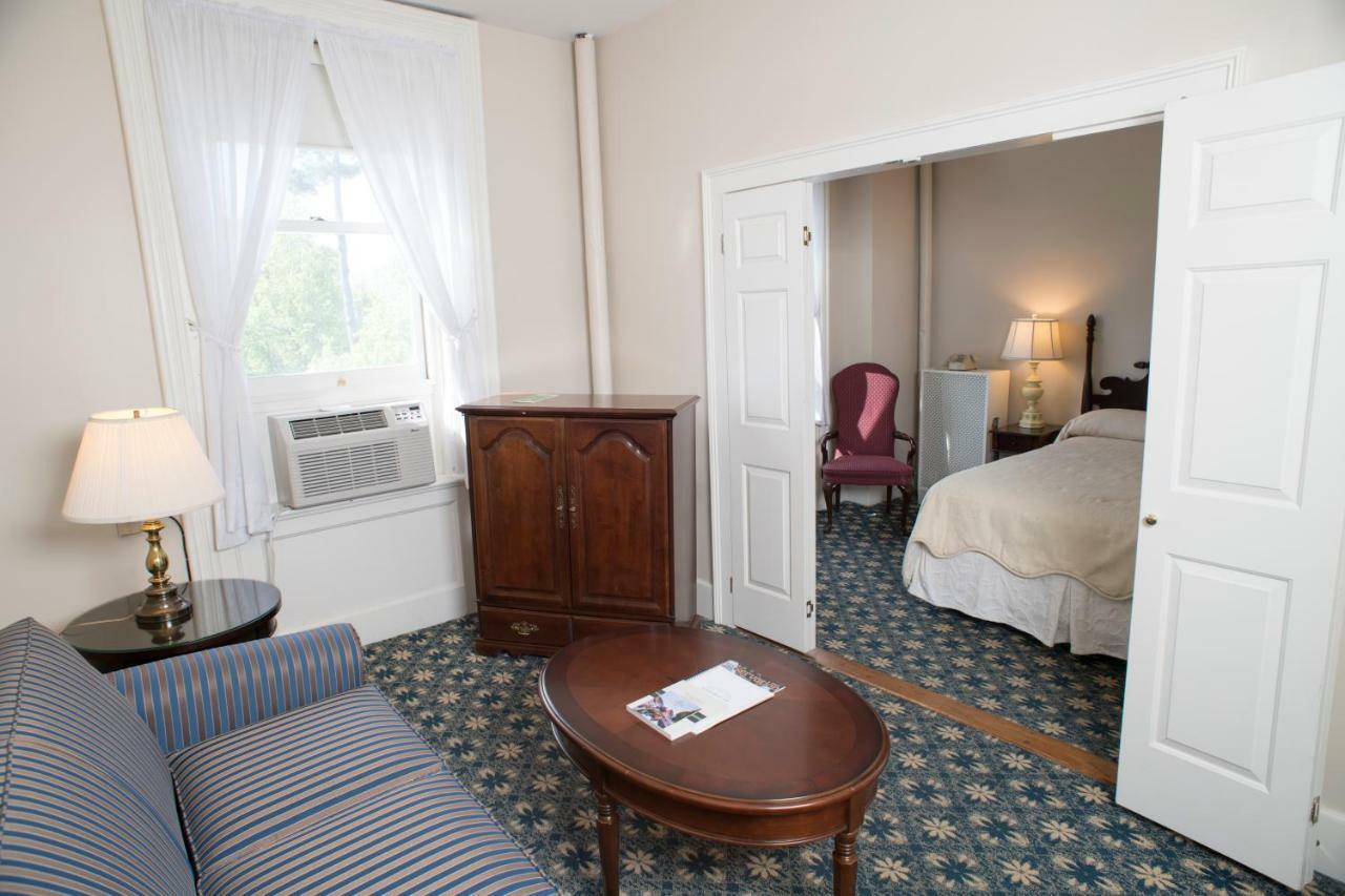 Middlebury Inn Екстериор снимка