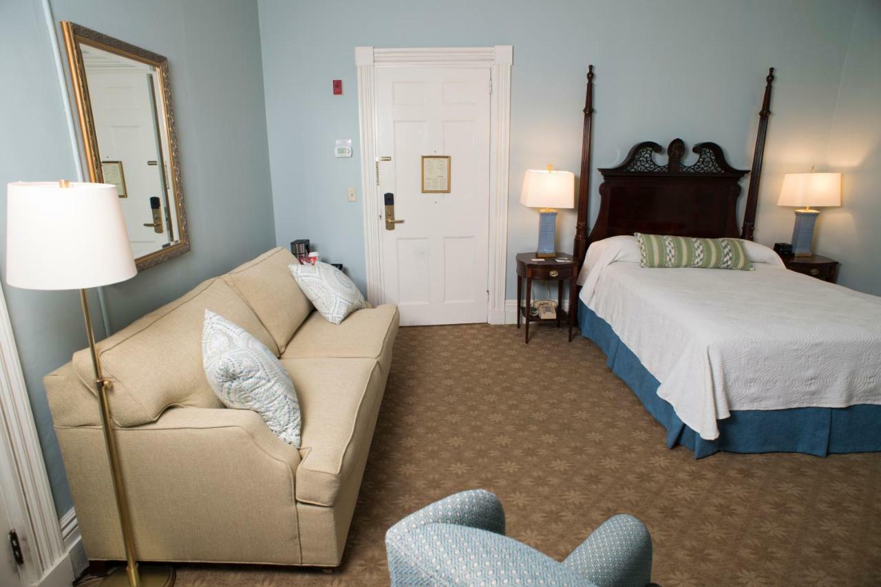 Middlebury Inn Екстериор снимка