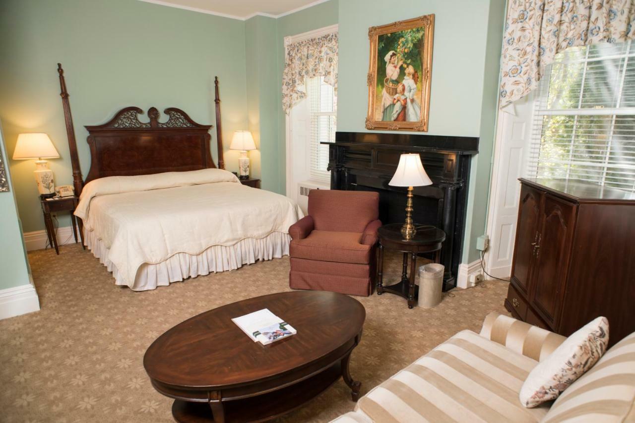 Middlebury Inn Екстериор снимка